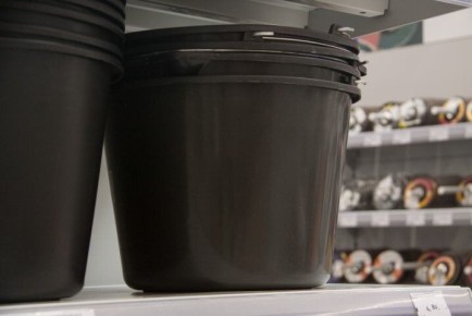 Как удалить запах из мусорного ведра: бросьте на дно эту вещь