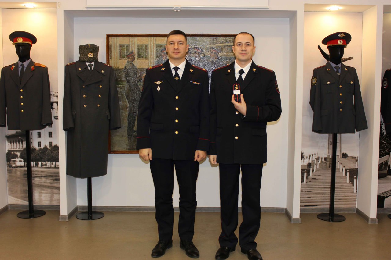 В преддверии профессионального праздника в Управлении МВД России по городу Чебоксары состоялась торжественная церемония выручения погон 11 сотрудникам различных служб и подразделений ведомства В преддверии профессионального праздника в Управлении МВД России по городу Чебоксары состоялась торжественная церемония выручения погон 11 сотрудникам различных служб и подразделений ведомства