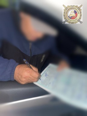 Красный — значит стой. На оживлённом участке дороги мужчина решил перейти проезжую часть на запрещающий сигнал светофора