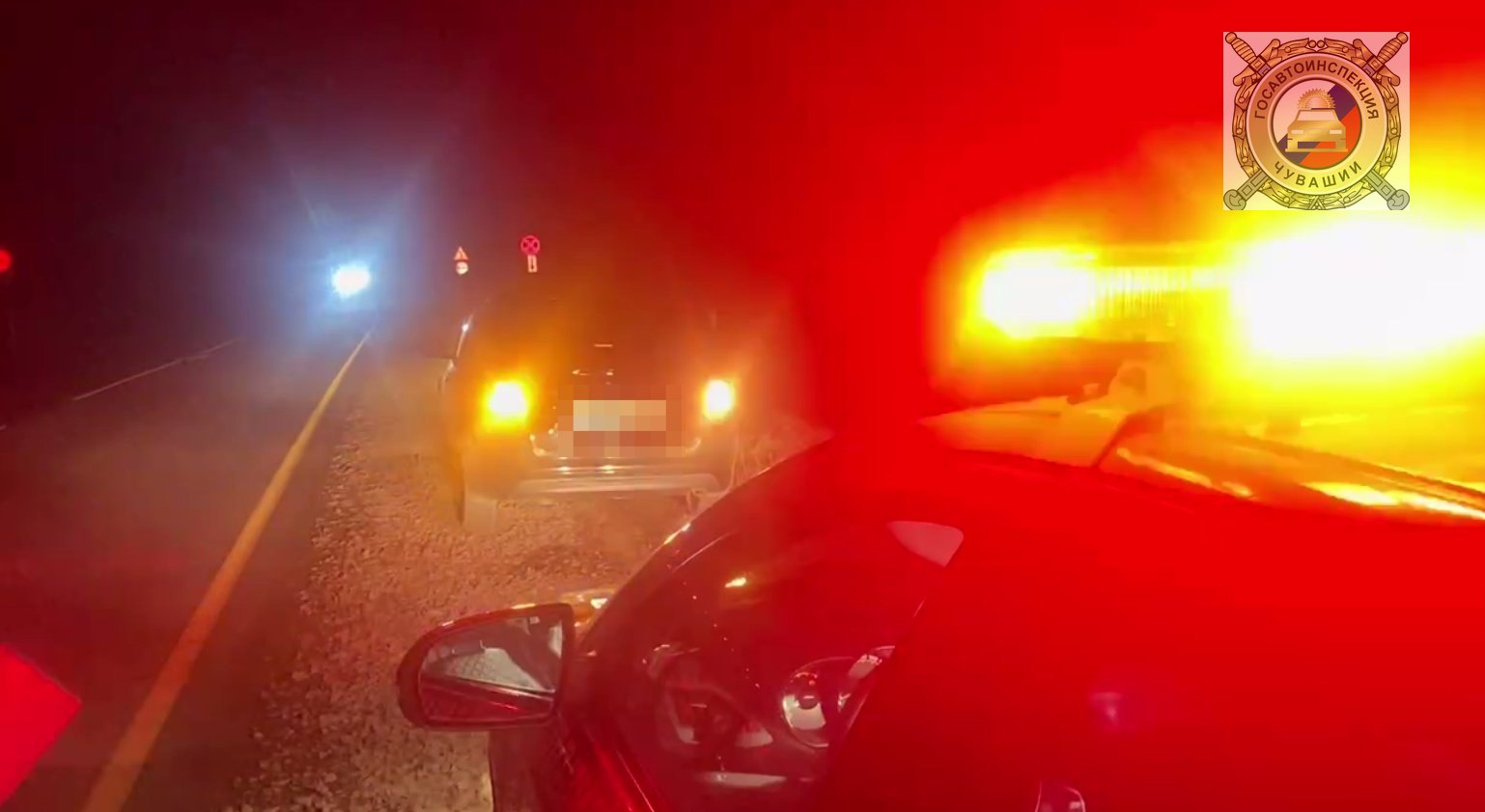 Красный — значит стой. На оживлённом участке дороги мужчина решил перейти проезжую часть на запрещающий сигнал светофора Красный — значит стой. На оживлённом участке дороги мужчина решил перейти проезжую часть на запрещающий сигнал светофора