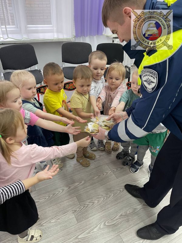 Новочебоксарские инспекторы ГИБДД напомнили малышам о правилах дороги