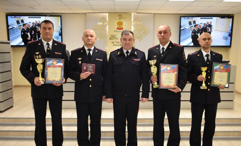 В МВД по Чувашской Республике чествовали победителей первенства по стрельбе из пистолета Макарова среди руководителей и сотрудников подразделений В МВД по Чувашской Республике чествовали победителей первенства по стрельбе из пистолета Макарова среди руководителей и сотрудников подразделений