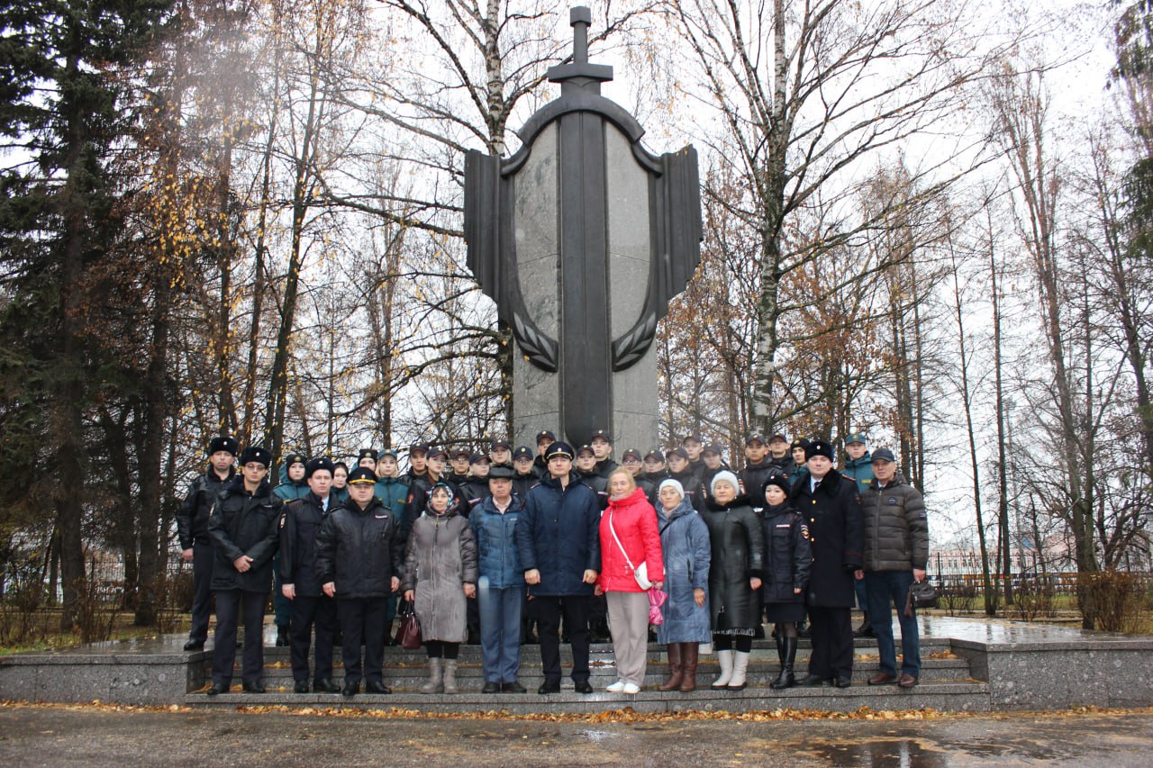 Чебоксарах полицейские почтили память коллег, погибших при исполнении служебного долга Чебоксарах полицейские почтили память коллег, погибших при исполнении служебного долга