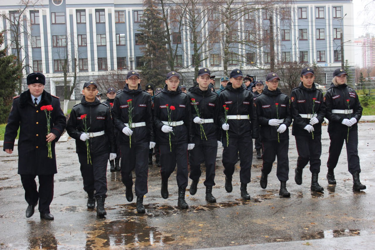 Чебоксарах полицейские почтили память коллег, погибших при исполнении служебного долга Чебоксарах полицейские почтили память коллег, погибших при исполнении служебного долга