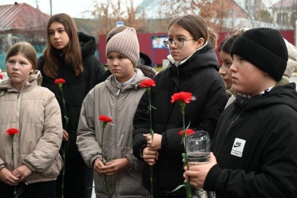 В Чувашии школьники из Моргаушского округа вместе со своими наставниками из территориального отдела полиции, ветеранами и общественниками почтили память погибших сотрудников органов внутренних дел