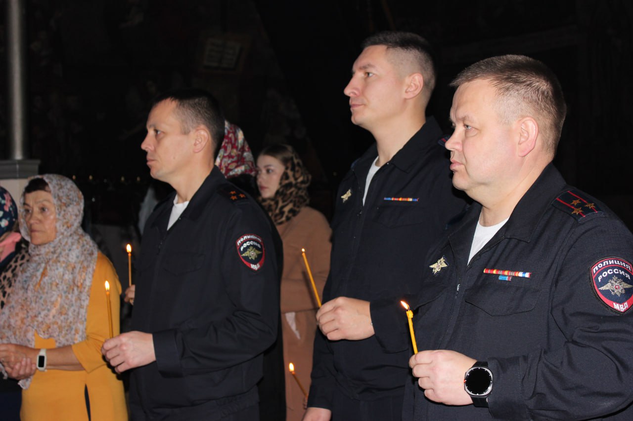 Чебоксарах полицейские почтили память коллег, погибших при исполнении служебного долга Чебоксарах полицейские почтили память коллег, погибших при исполнении служебного долга