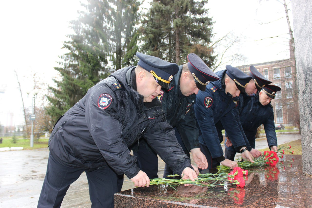 Чебоксарах полицейские почтили память коллег, погибших при исполнении служебного долга Чебоксарах полицейские почтили память коллег, погибших при исполнении служебного долга