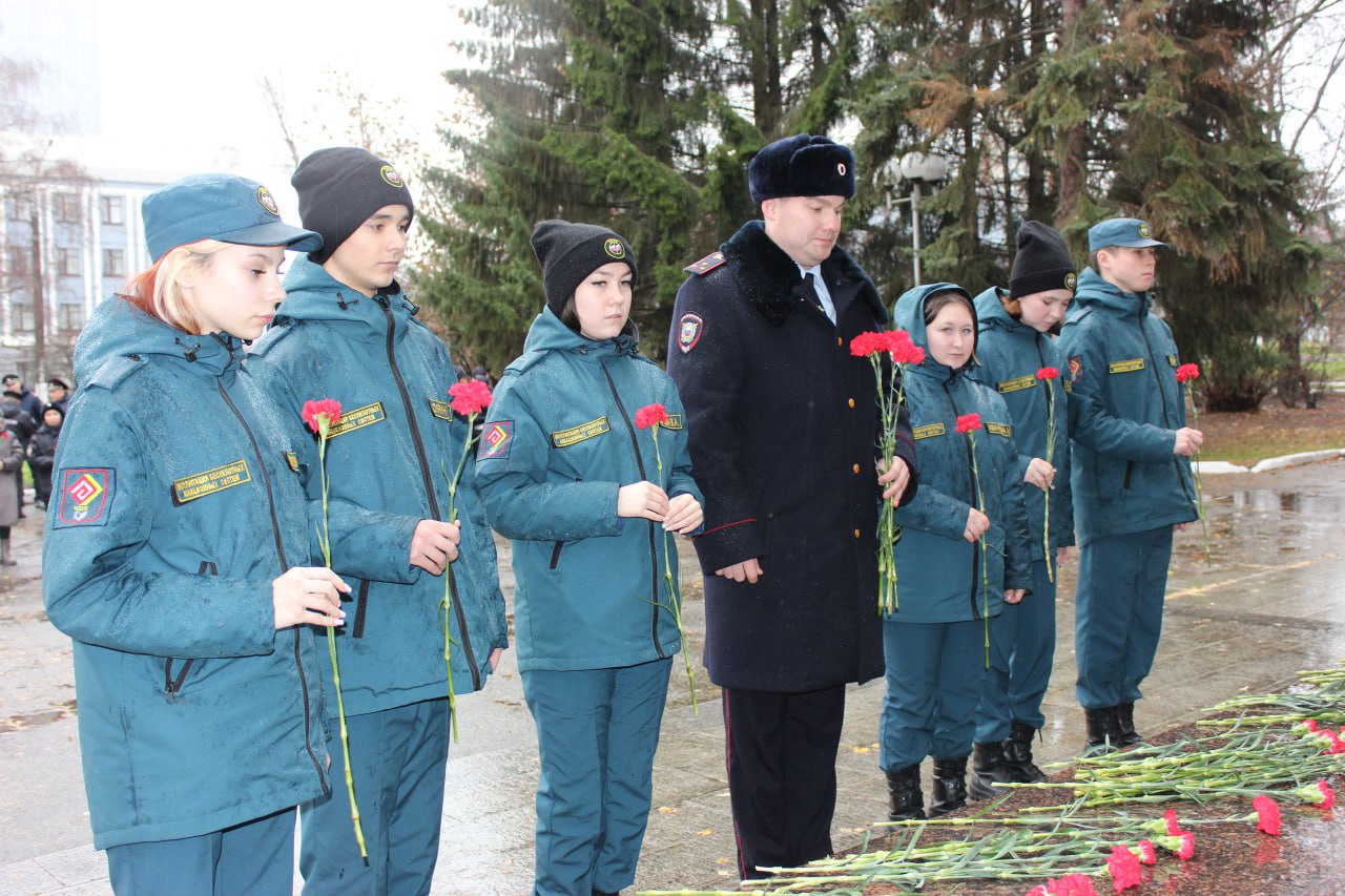 Чебоксарах полицейские почтили память коллег, погибших при исполнении служебного долга Чебоксарах полицейские почтили память коллег, погибших при исполнении служебного долга