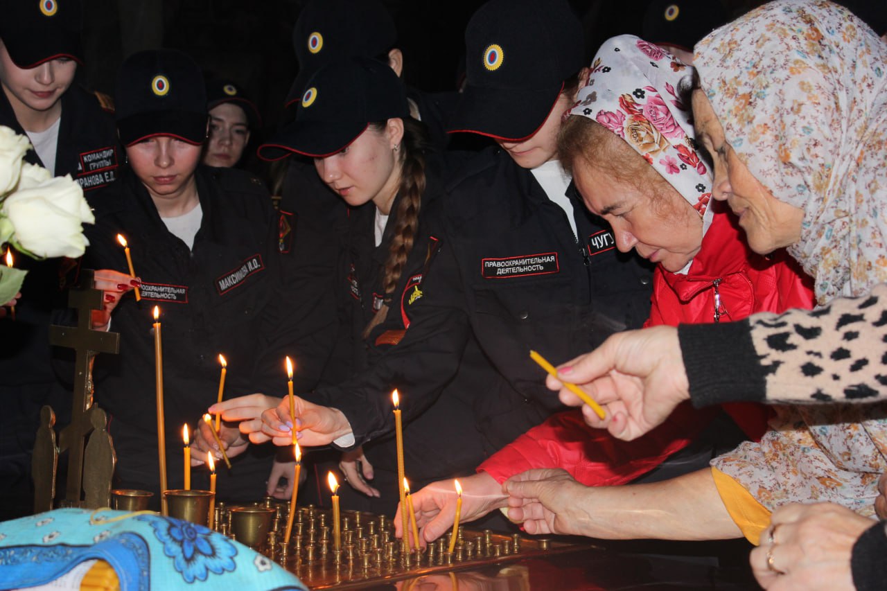 Чебоксарах полицейские почтили память коллег, погибших при исполнении служебного долга Чебоксарах полицейские почтили память коллег, погибших при исполнении служебного долга