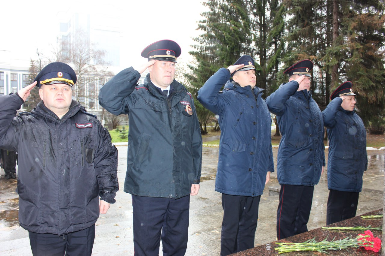 Чебоксарах полицейские почтили память коллег, погибших при исполнении служебного долга Чебоксарах полицейские почтили память коллег, погибших при исполнении служебного долга