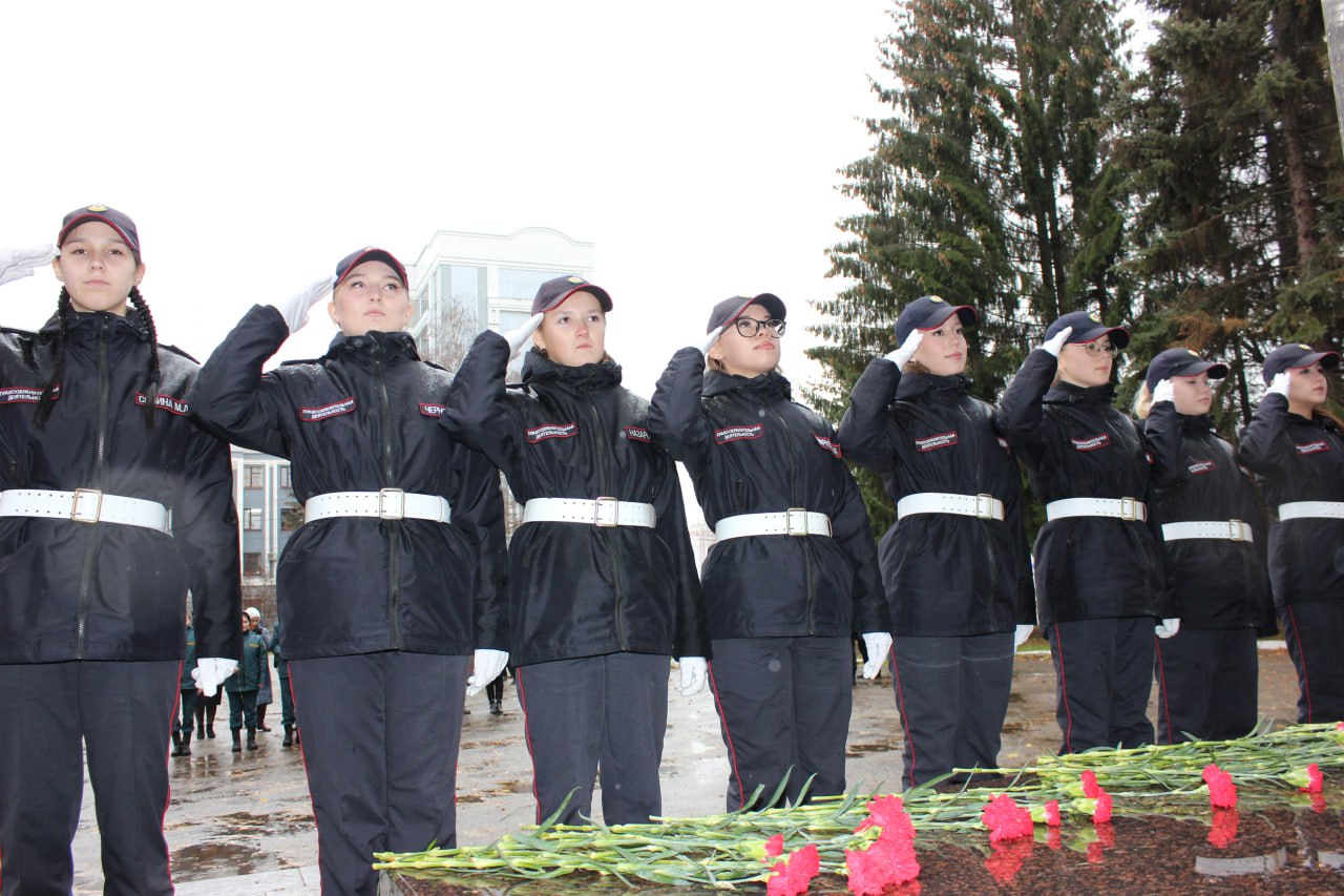 Чебоксарах полицейские почтили память коллег, погибших при исполнении служебного долга Чебоксарах полицейские почтили память коллег, погибших при исполнении служебного долга