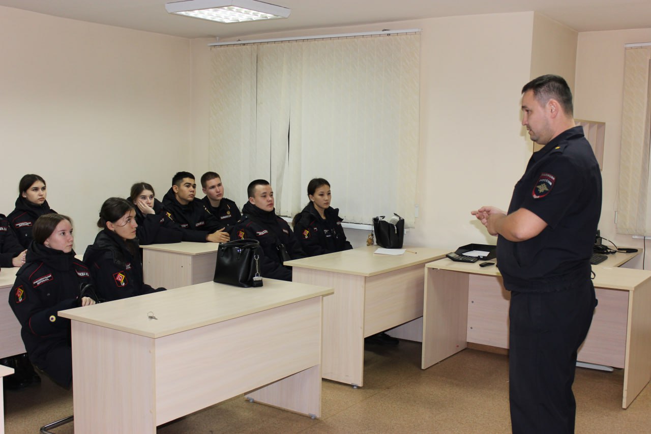 В преддверии Дня сотрудника органов внутренних дел в УМВД России по городу Чебоксары побывали школьники и студенты, планирующие связать свою жизнь со службой в полиции В преддверии Дня сотрудника органов внутренних дел в УМВД России по городу Чебоксары побывали школьники и студенты, планирующие связать свою жизнь со службой в полиции