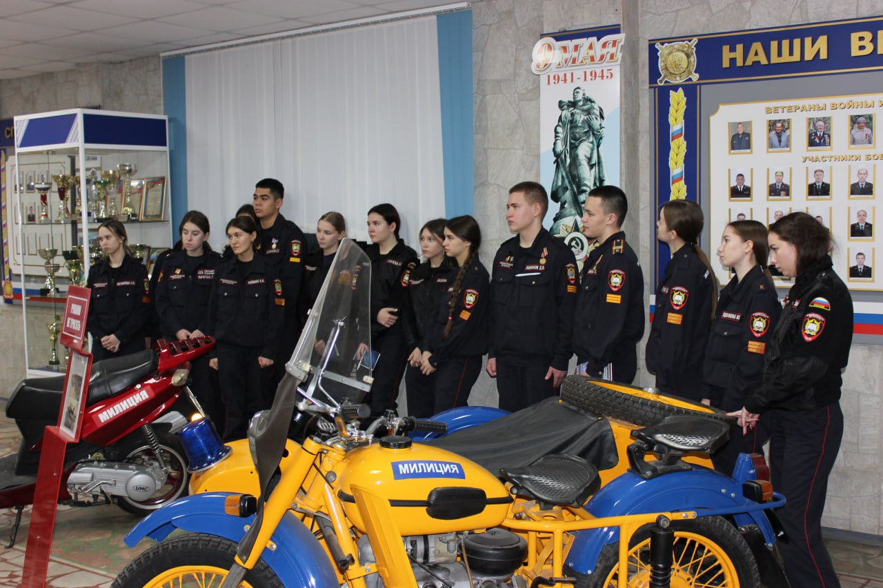 В преддверии Дня сотрудника органов внутренних дел в УМВД России по городу Чебоксары побывали школьники и студенты, планирующие связать свою жизнь со службой в полиции В преддверии Дня сотрудника органов внутренних дел в УМВД России по городу Чебоксары побывали школьники и студенты, планирующие связать свою жизнь со службой в полиции