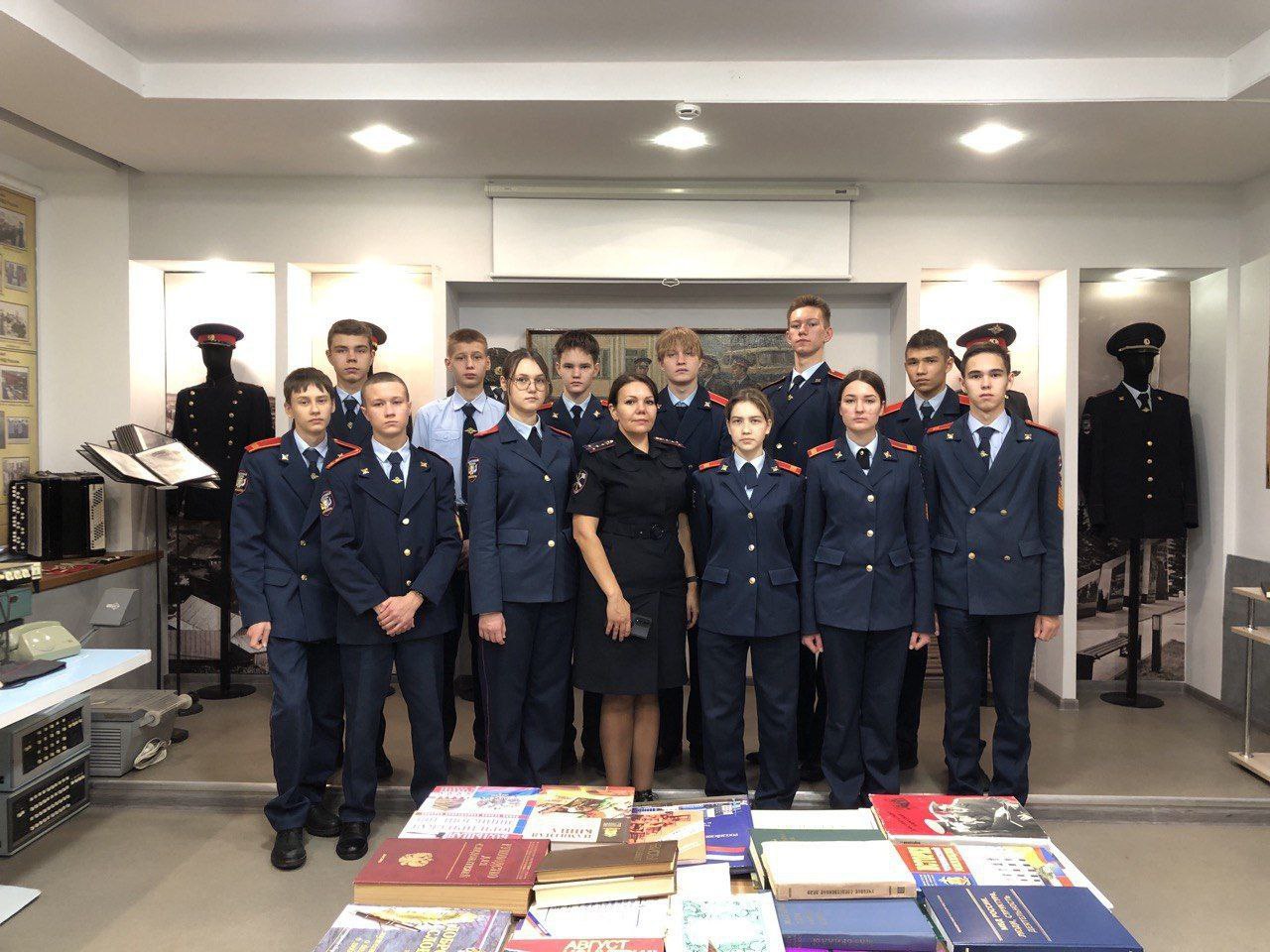 В преддверии Дня сотрудника органов внутренних дел в УМВД России по городу Чебоксары побывали школьники и студенты, планирующие связать свою жизнь со службой в полиции В преддверии Дня сотрудника органов внутренних дел в УМВД России по городу Чебоксары побывали школьники и студенты, планирующие связать свою жизнь со службой в полиции