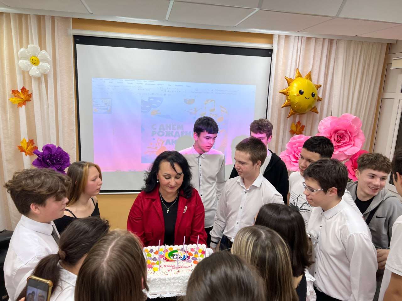 Полицейские и общественники Чебоксар поздравили подшефный детский дом с днем рождения Полицейские и общественники Чебоксар поздравили подшефный детский дом с днем рождения