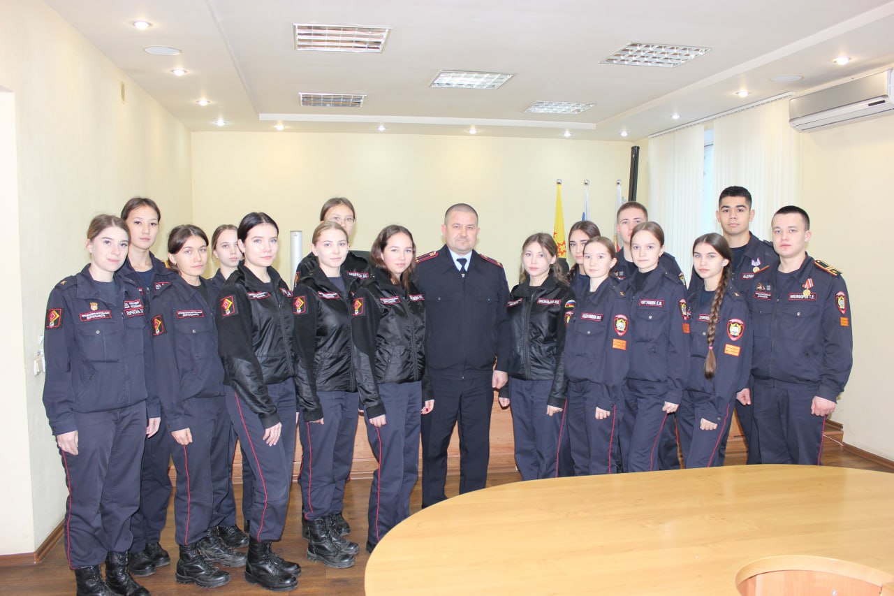 В преддверии Дня сотрудника органов внутренних дел в УМВД России по городу Чебоксары побывали школьники и студенты, планирующие связать свою жизнь со службой в полиции В преддверии Дня сотрудника органов внутренних дел в УМВД России по городу Чебоксары побывали школьники и студенты, планирующие связать свою жизнь со службой в полиции