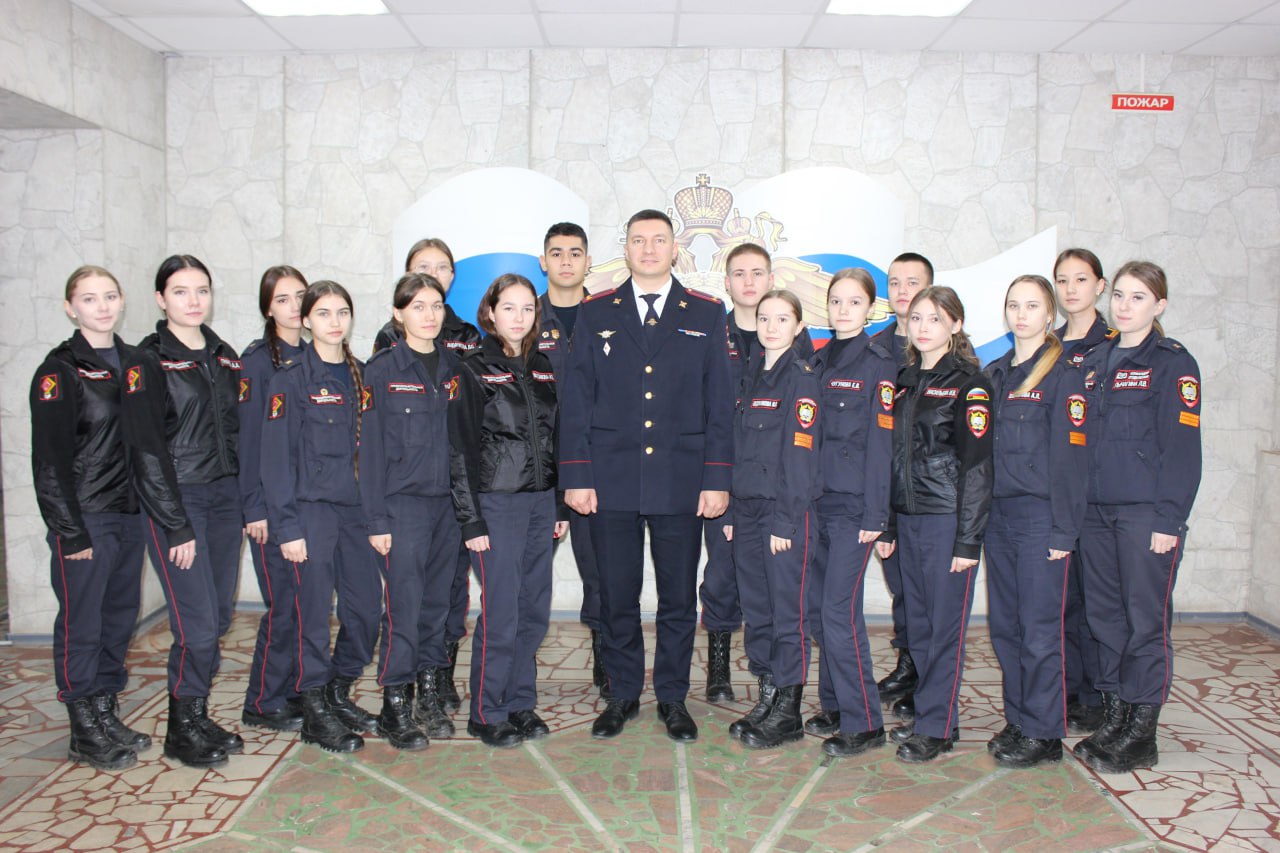 В преддверии Дня сотрудника органов внутренних дел в УМВД России по городу Чебоксары побывали школьники и студенты, планирующие связать свою жизнь со службой в полиции