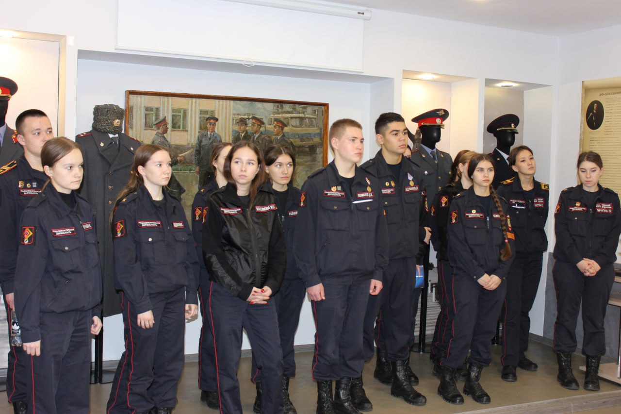 В преддверии Дня сотрудника органов внутренних дел в УМВД России по городу Чебоксары побывали школьники и студенты, планирующие связать свою жизнь со службой в полиции В преддверии Дня сотрудника органов внутренних дел в УМВД России по городу Чебоксары побывали школьники и студенты, планирующие связать свою жизнь со службой в полиции