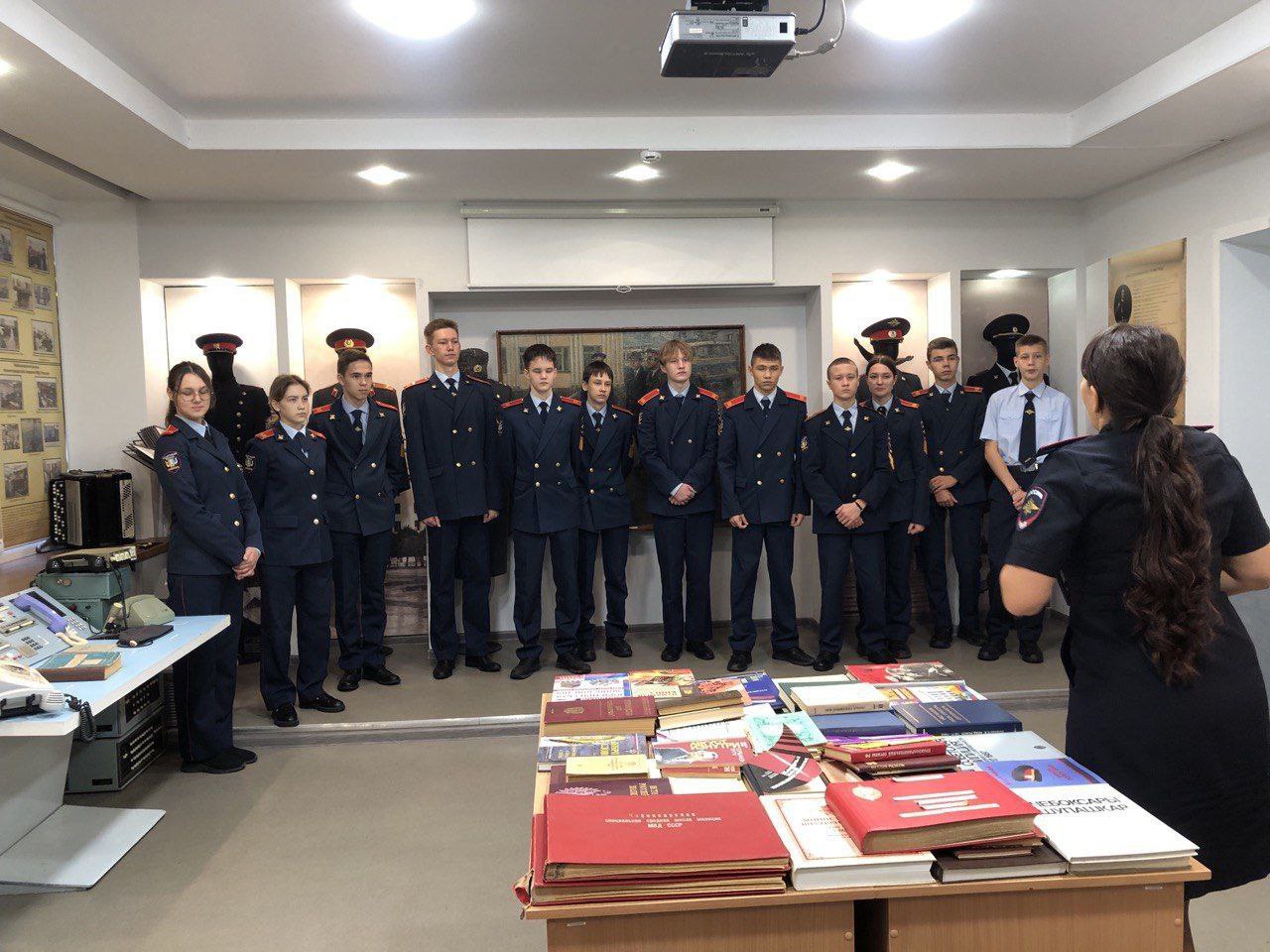 В преддверии Дня сотрудника органов внутренних дел в УМВД России по городу Чебоксары побывали школьники и студенты, планирующие связать свою жизнь со службой в полиции В преддверии Дня сотрудника органов внутренних дел в УМВД России по городу Чебоксары побывали школьники и студенты, планирующие связать свою жизнь со службой в полиции