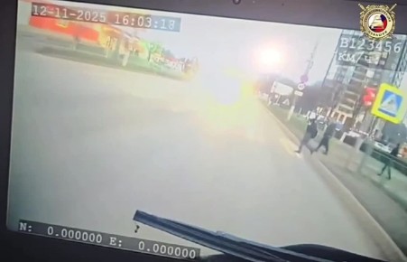 Школьник увлёкся разговором по мобильному, пошёл через дорогу на красный и попал под троллейбус