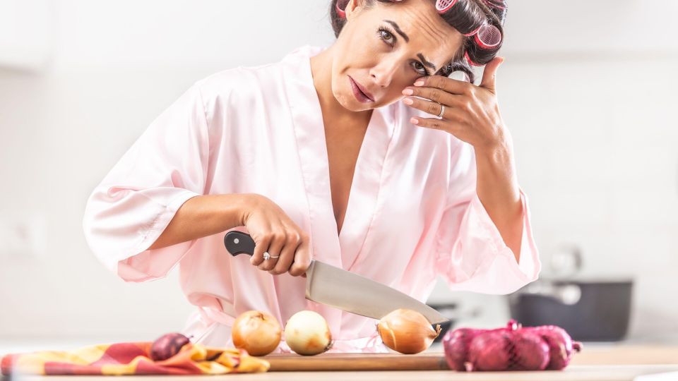 Глаза останутся сухими: резать лук и не плакать легко с этой хитростью