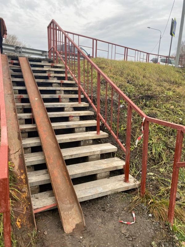 Прокуратурой Цивильского района проведена проверка по публикации в сети Интернет о ненадлежащем состоянии пешеходной лестницы, расположенной около проезжей части в г.Цивильск