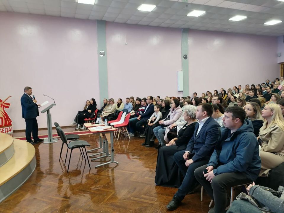 По поручению врио главы администрации Чебоксар Станислава Трофимова в школах города, где в ближайшее время начнётся капитальный ремонт, проходят встречи с родителями