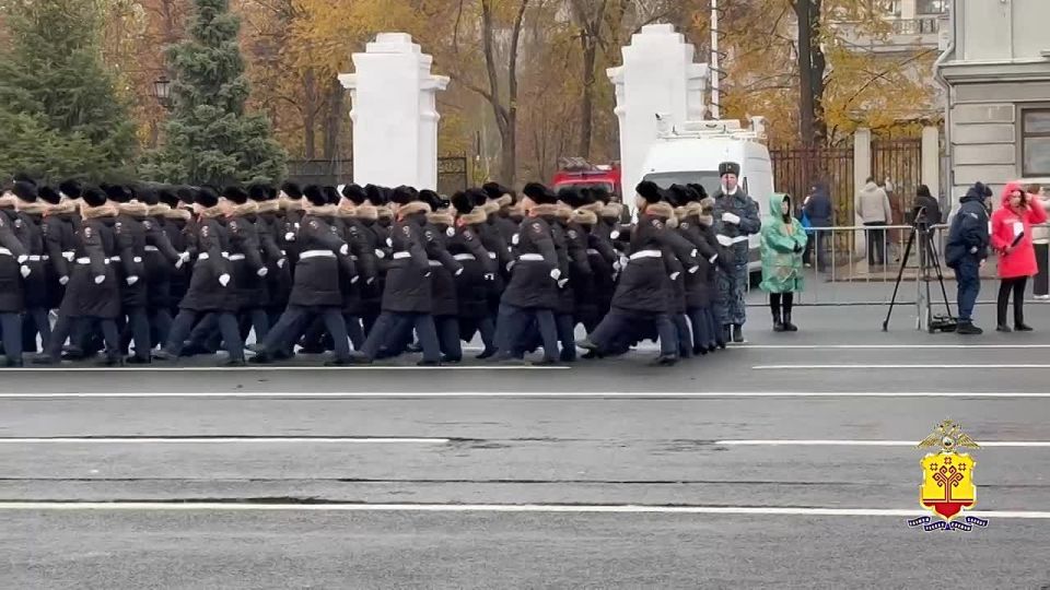 Кадеты чебоксарской школы имени генерал-майора полиции В.А.Архипова вместе со своими наставниками из МВД по региону приняли участие в патриотическом проекте «Парад Памяти»