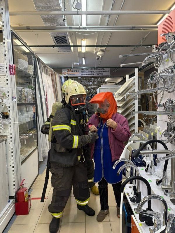 В Чебоксарах прошли пожарные учения в торговом центре В Чебоксарах прошли пожарные учения в торговом центре