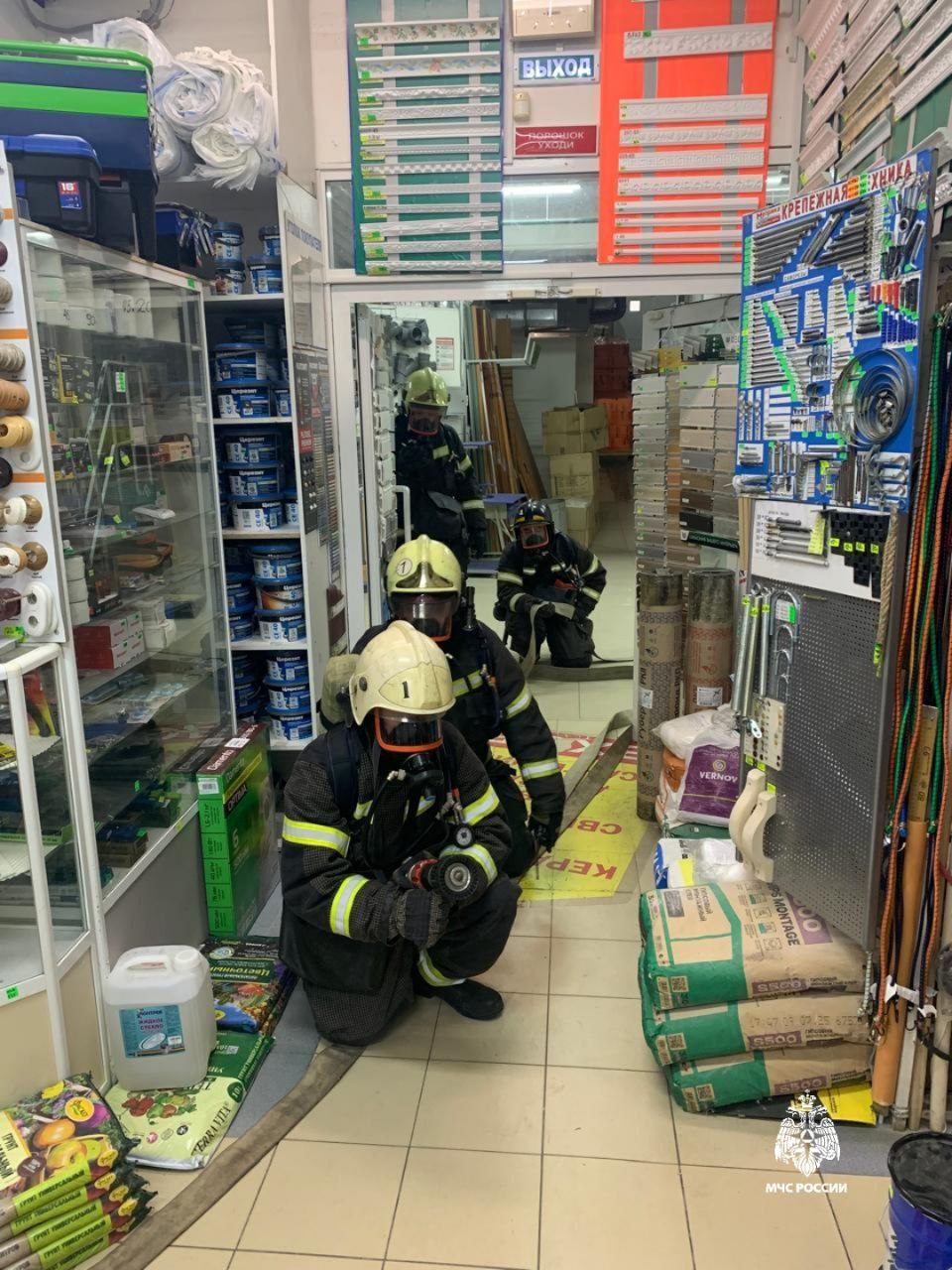 В Чебоксарах прошли пожарные учения в торговом центре В Чебоксарах прошли пожарные учения в торговом центре