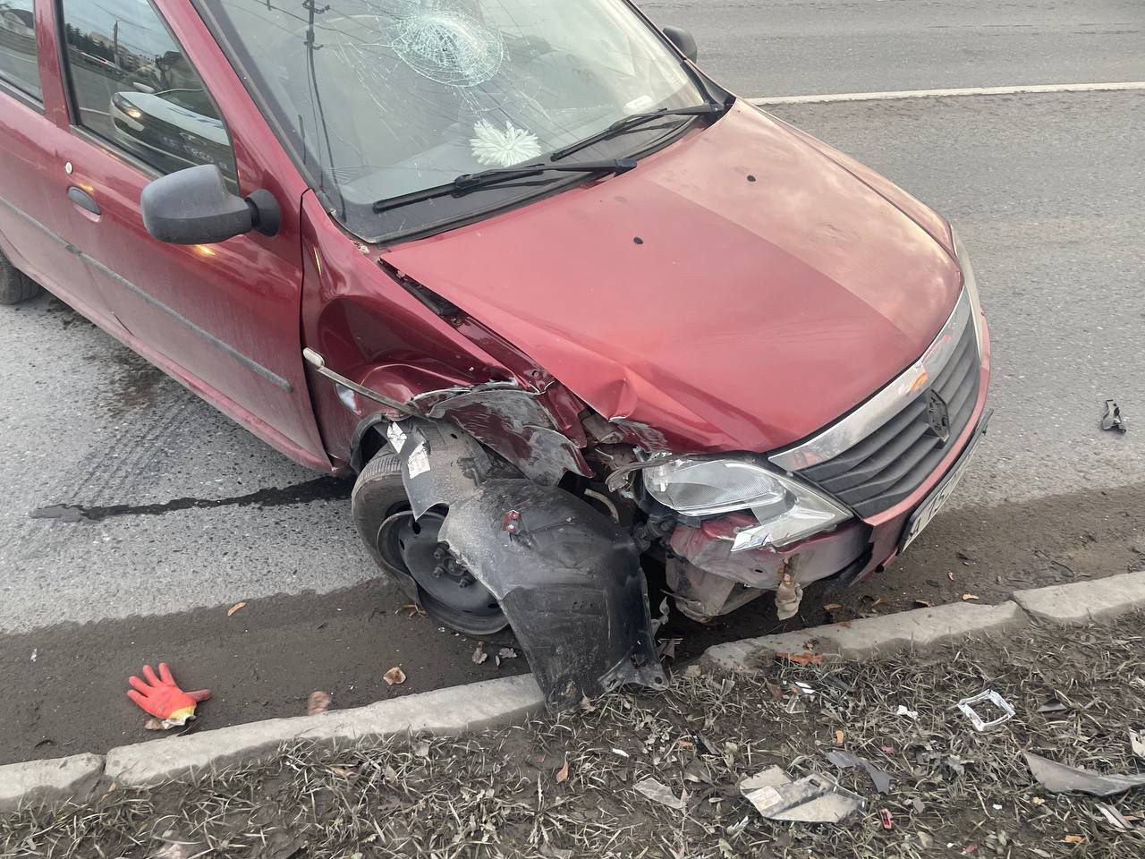 В Чебоксарах автомобиль врезался в опору ЛЭП: есть пострадавшие В Чебоксарах автомобиль врезался в опору ЛЭП: есть пострадавшие