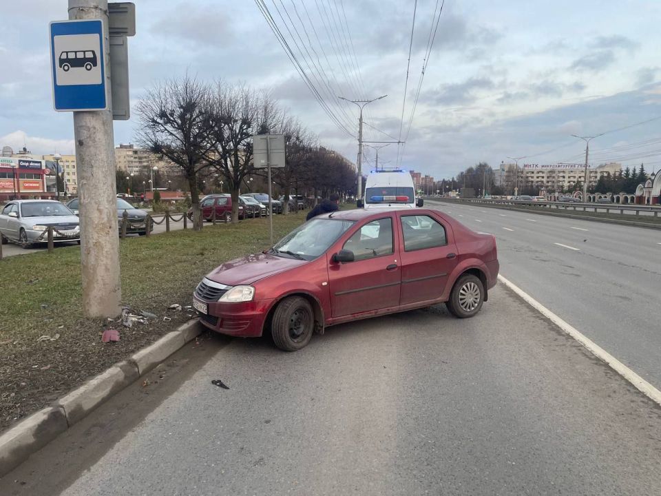 В Чебоксарах автомобиль врезался в опору ЛЭП: есть пострадавшие