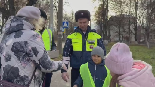 В преддверии Всемирного дня памяти жертв ДТП (16 ноября 2025 года) отряд ЮИД при школе № 9 г. Новочебоксарск совместно с сотрудниками Госавтоинспекции организовали акцию «Ангел в дорогу»