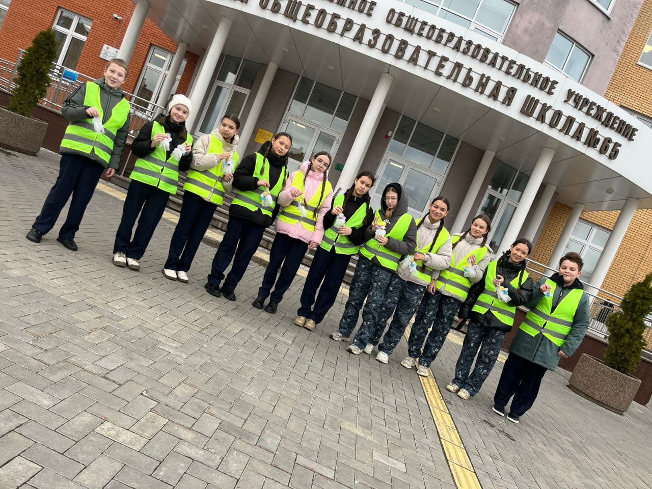 Ангел в дорогу: школьники и Госавтоинспекция напомнили о Правилах дорожного движения Ангел в дорогу: школьники и Госавтоинспекция напомнили о Правилах дорожного движения