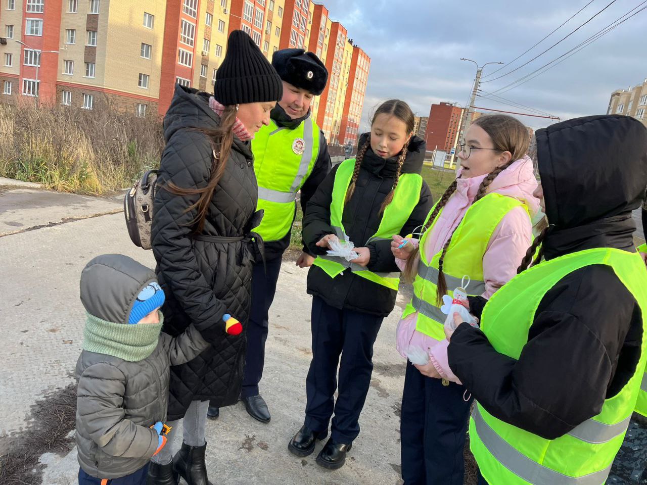 Ангел в дорогу: школьники и Госавтоинспекция напомнили о Правилах дорожного движения Ангел в дорогу: школьники и Госавтоинспекция напомнили о Правилах дорожного движения