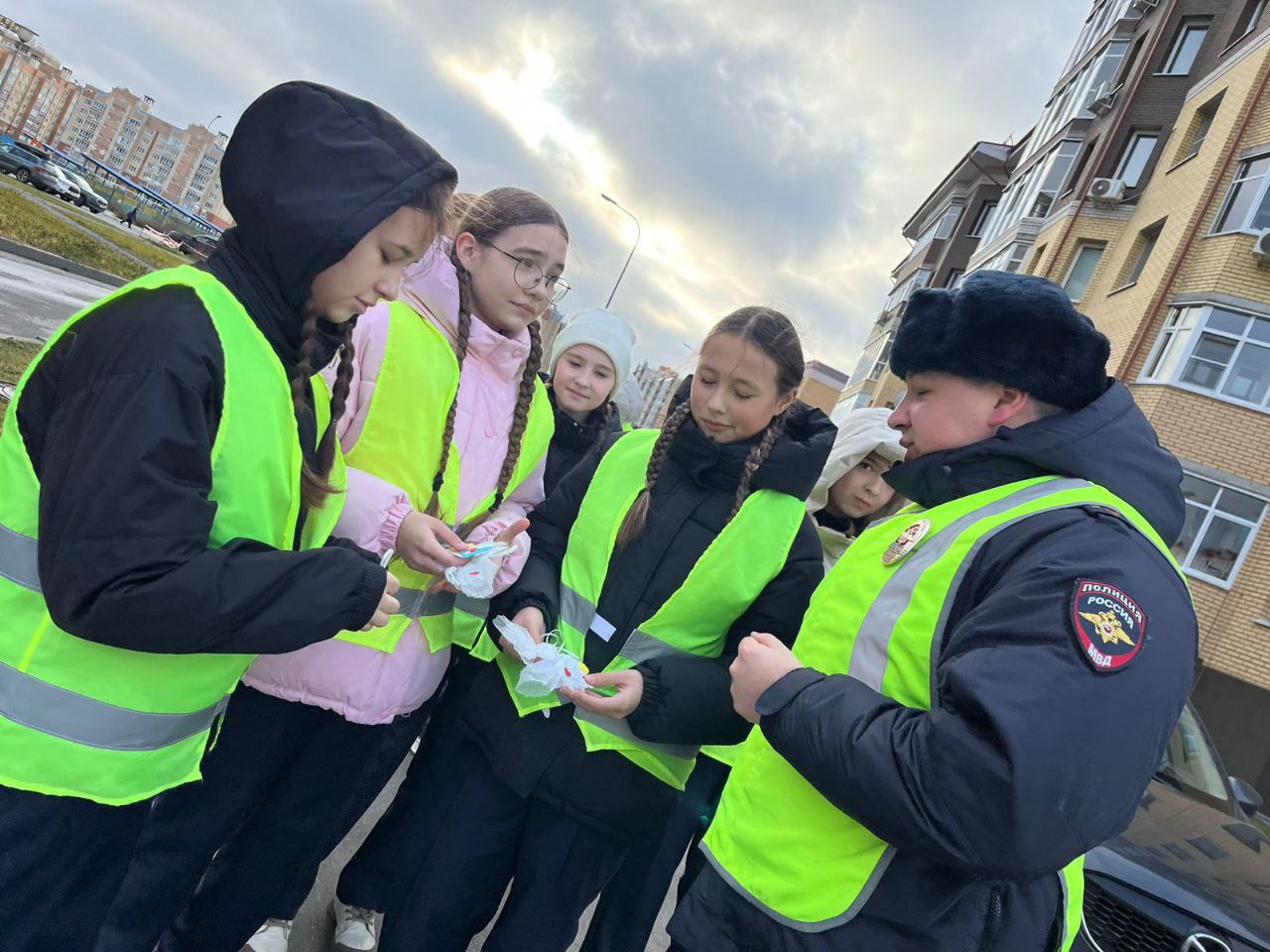 Ангел в дорогу: школьники и Госавтоинспекция напомнили о Правилах дорожного движения Ангел в дорогу: школьники и Госавтоинспекция напомнили о Правилах дорожного движения