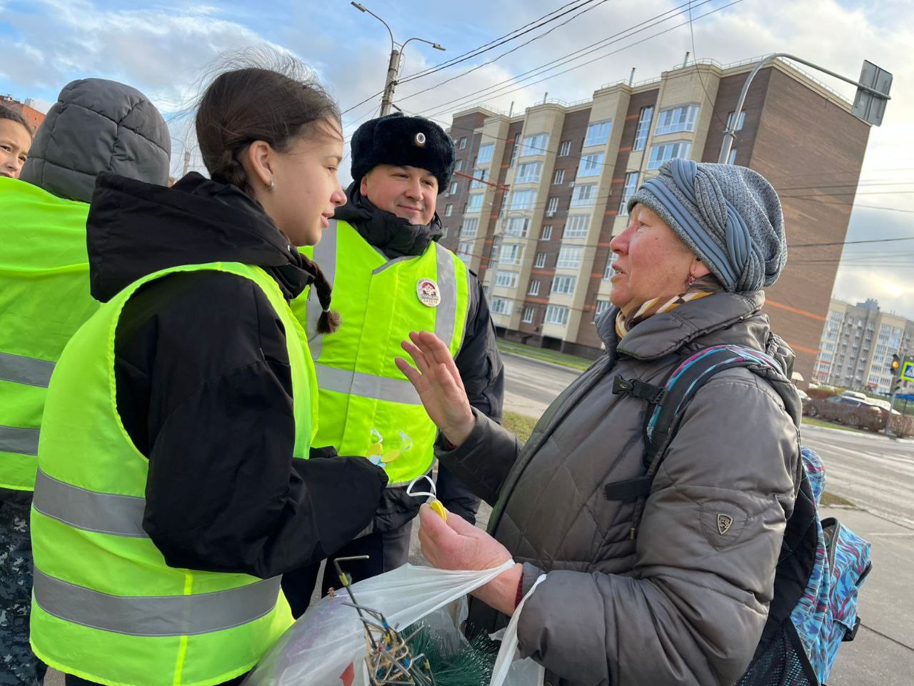 Ангел в дорогу: школьники и Госавтоинспекция напомнили о Правилах дорожного движения Ангел в дорогу: школьники и Госавтоинспекция напомнили о Правилах дорожного движения