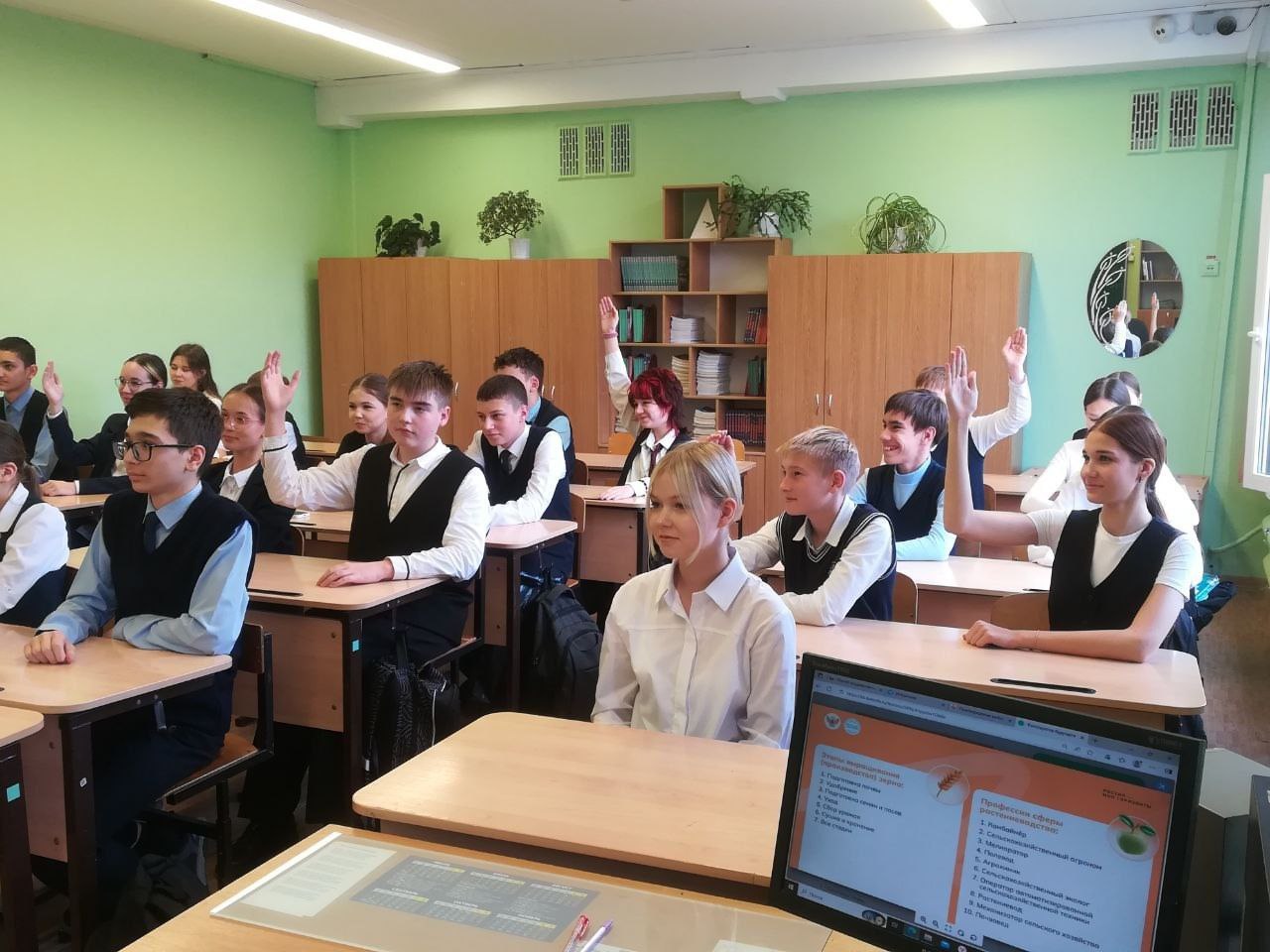 Шесть школ Чебоксар - лучшие в России и удостоены знака «Школа с высокими образовательными результатами» Шесть школ Чебоксар - лучшие в России и удостоены знака «Школа с высокими образовательными результатами»