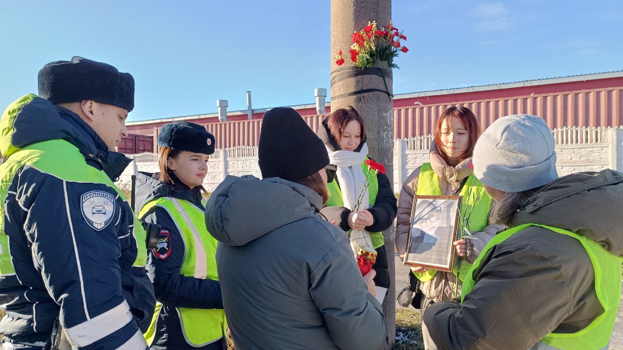 Во Всемирный день памяти погибших в ДТП сотрудники Госавтоинспекции Чувашии провели торжественно-траурную церемонию на месте аварии со смертельным исходом Во Всемирный день памяти погибших в ДТП сотрудники Госавтоинспекции Чувашии провели торжественно-траурную церемонию на месте аварии со смертельным исходом