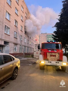 #Сводка_МЧС_Чувашии. Сотрудники МЧС России спасли при пожаре 4 человека Сегодня утром в Новочебоксарске вспыхнула комната в общежитии на улице Советская, 27. Около 06.30, хозяйка жилья ушла на работу, оставив включенным...