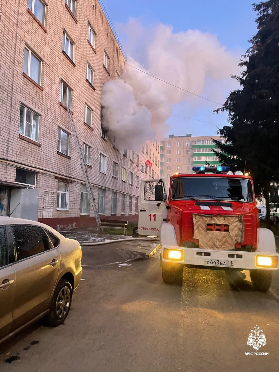 #Сводка_МЧС_Чувашии. Сотрудники МЧС России спасли при пожаре 4 человека Сегодня утром в Новочебоксарске вспыхнула комната в общежитии на улице Советская, 27. Около 06.30, хозяйка жилья ушла на работу, оставив включенным...