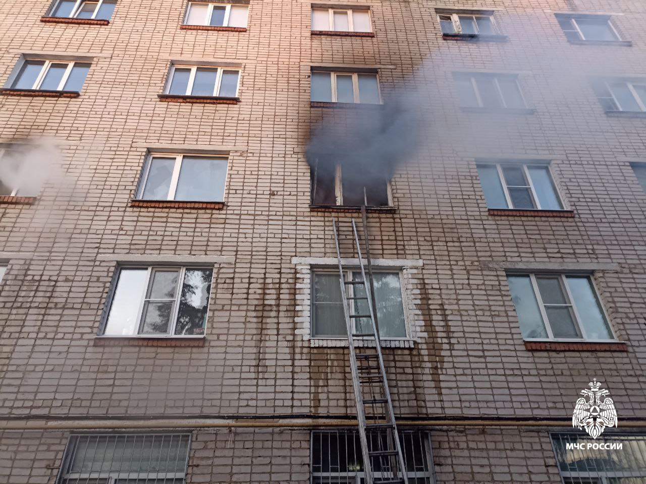 #Сводка_МЧС_Чувашии. Сотрудники МЧС России спасли при пожаре 4 человека Сегодня утром в Новочебоксарске вспыхнула комната в общежитии на улице Советская, 27. Около 06.30, хозяйка жилья ушла на работу, оставив включенным... #Сводка_МЧС_Чувашии. Сотрудники МЧС России спасли при пожаре 4 человека Сегодня утром в Новочебоксарске вспыхнула комната в общежитии на улице Советская, 27. Около 06.30, хозяйка жилья ушла на работу, оставив включенным...