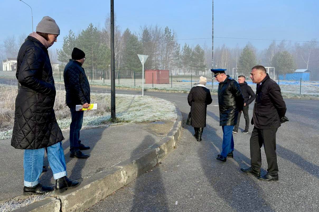 Прокурор Московского района г.Чебоксары Дмитрий Тимофеев вместе с представителями местной администрации и общественных организаций проводит проверку в этнокомплексе "Амазония" на предмет доступности пешеходных путей для... Прокурор Московского района г.Чебоксары Дмитрий Тимофеев вместе с представителями местной администрации и общественных организаций проводит проверку в этнокомплексе "Амазония" на предмет доступности пешеходных путей для...