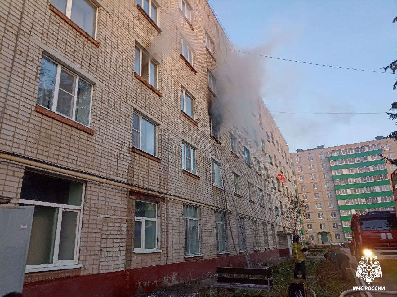 #Сводка_МЧС_Чувашии. Сотрудники МЧС России спасли при пожаре 4 человека Сегодня утром в Новочебоксарске вспыхнула комната в общежитии на улице Советская, 27. Около 06.30, хозяйка жилья ушла на работу, оставив включенным... #Сводка_МЧС_Чувашии. Сотрудники МЧС России спасли при пожаре 4 человека Сегодня утром в Новочебоксарске вспыхнула комната в общежитии на улице Советская, 27. Около 06.30, хозяйка жилья ушла на работу, оставив включенным...