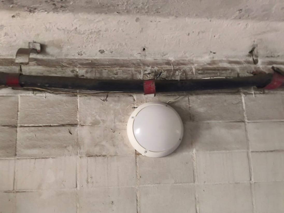 Ну вот опять. В подземном переходе у рынка «Эверест» кто-то разбил все новые светильники Ну вот опять. В подземном переходе у рынка «Эверест» кто-то разбил все новые светильники