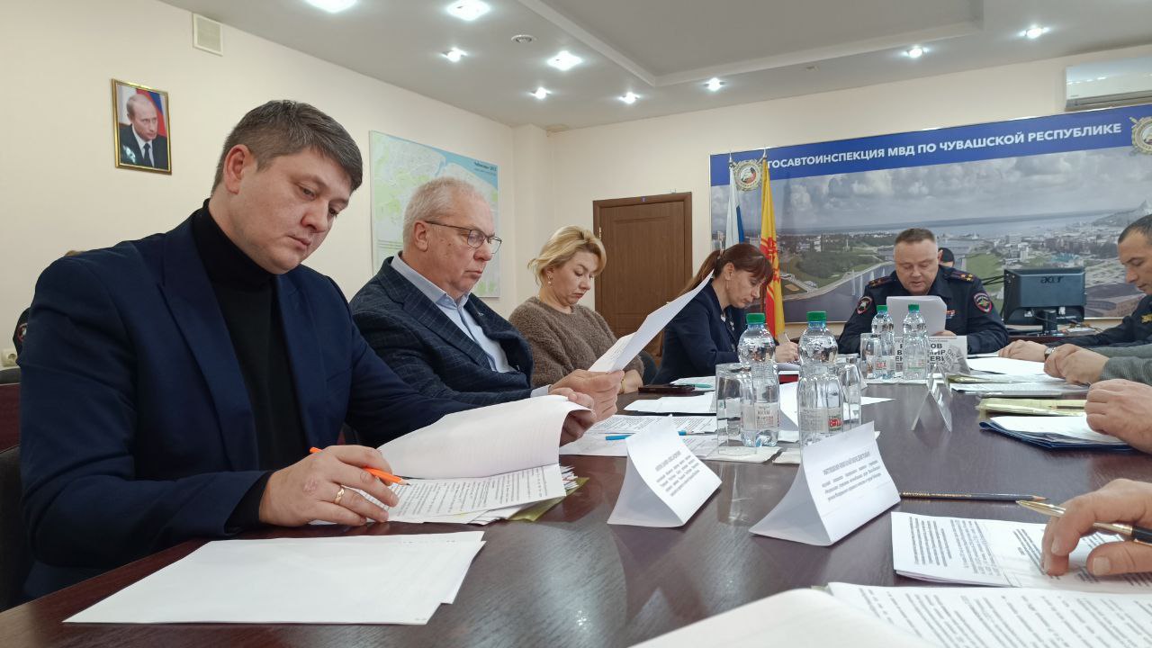 Начальник Госавтоинспекции Чувашии Владимир Романов провёл внеочередное заседание межведомственной рабочей группы по организации и безопасности дорожного движения Начальник Госавтоинспекции Чувашии Владимир Романов провёл внеочередное заседание межведомственной рабочей группы по организации и безопасности дорожного движения