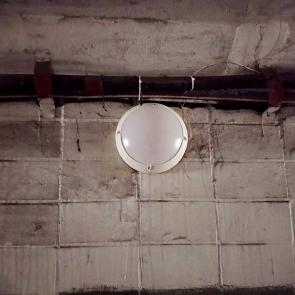 Ну вот опять. В подземном переходе у рынка «Эверест» кто-то разбил все новые светильники Ну вот опять. В подземном переходе у рынка «Эверест» кто-то разбил все новые светильники