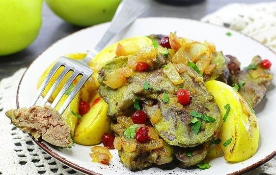 Печень, запеченная с клюквой и яблоками: новое звучание классики