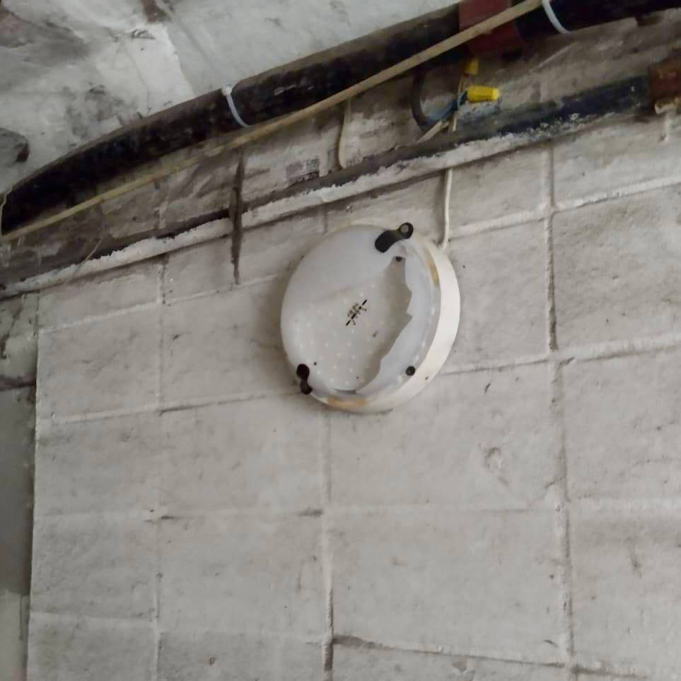 Ну вот опять. В подземном переходе у рынка «Эверест» кто-то разбил все новые светильники Ну вот опять. В подземном переходе у рынка «Эверест» кто-то разбил все новые светильники