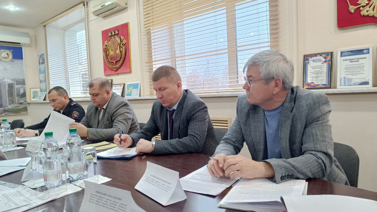 Начальник Госавтоинспекции Чувашии Владимир Романов провёл внеочередное заседание межведомственной рабочей группы по организации и безопасности дорожного движения Начальник Госавтоинспекции Чувашии Владимир Романов провёл внеочередное заседание межведомственной рабочей группы по организации и безопасности дорожного движения